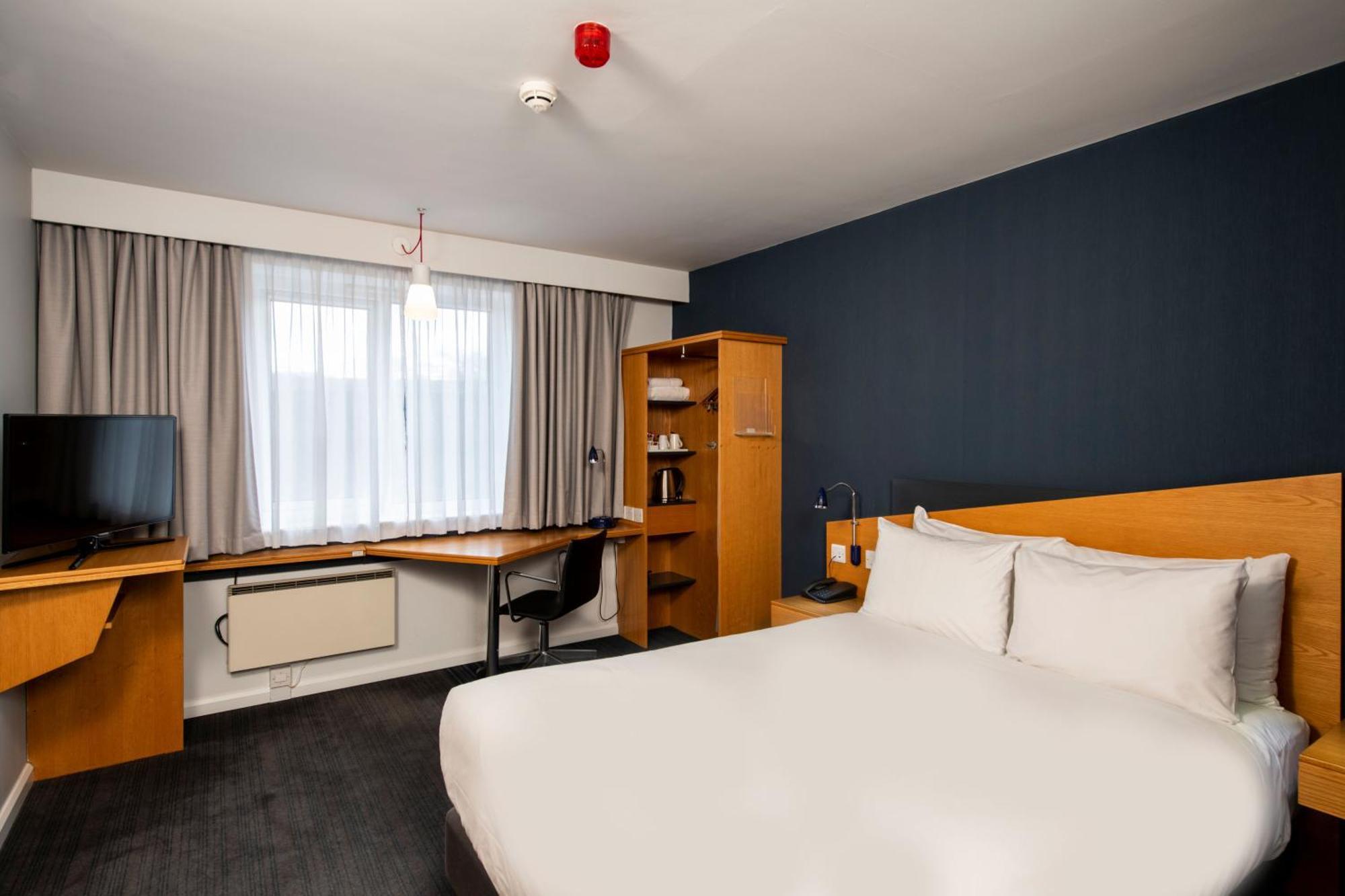 Holiday Inn Express Swansea East By Ihg Exterior foto