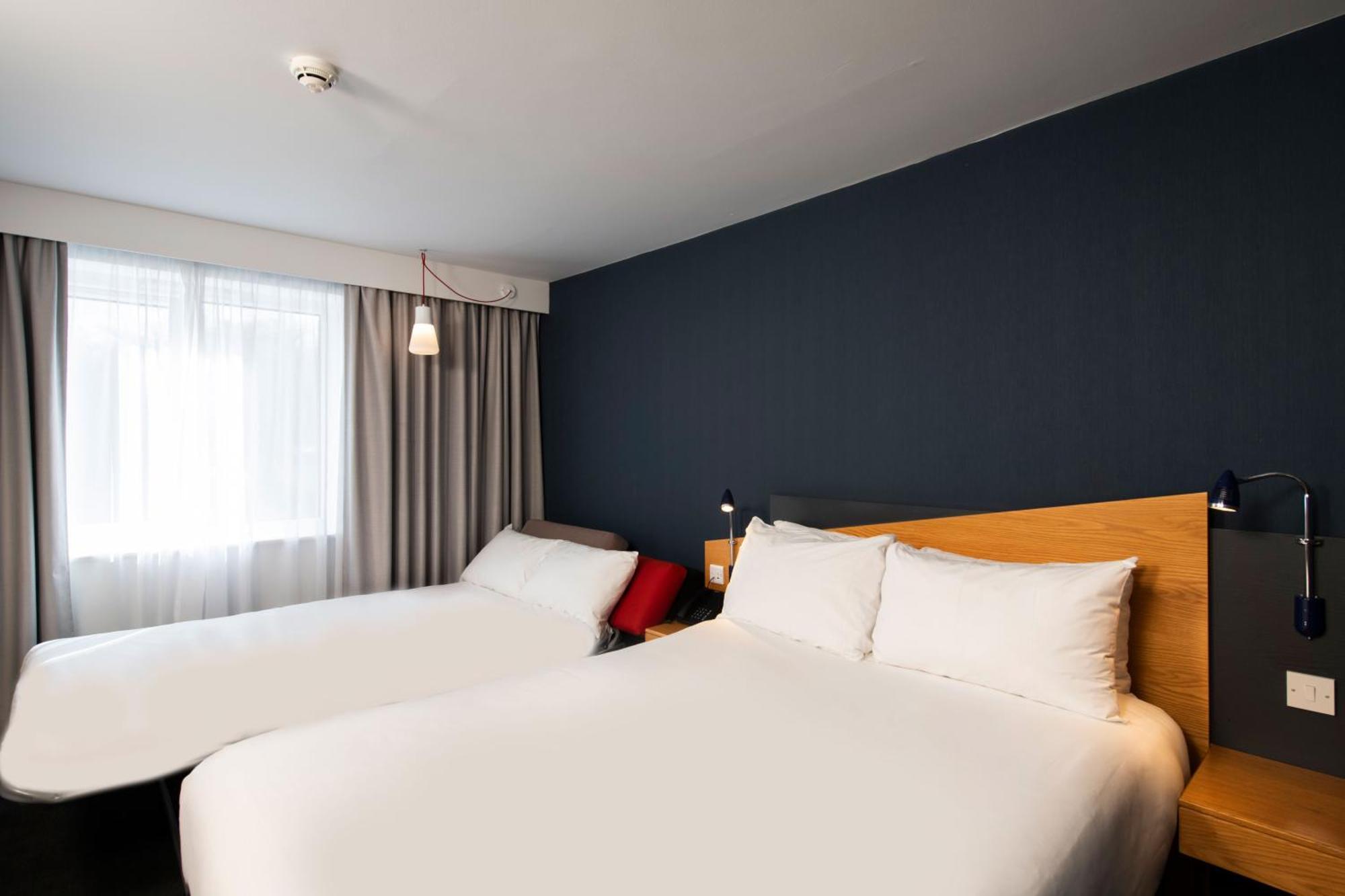 Holiday Inn Express Swansea East By Ihg Exterior foto