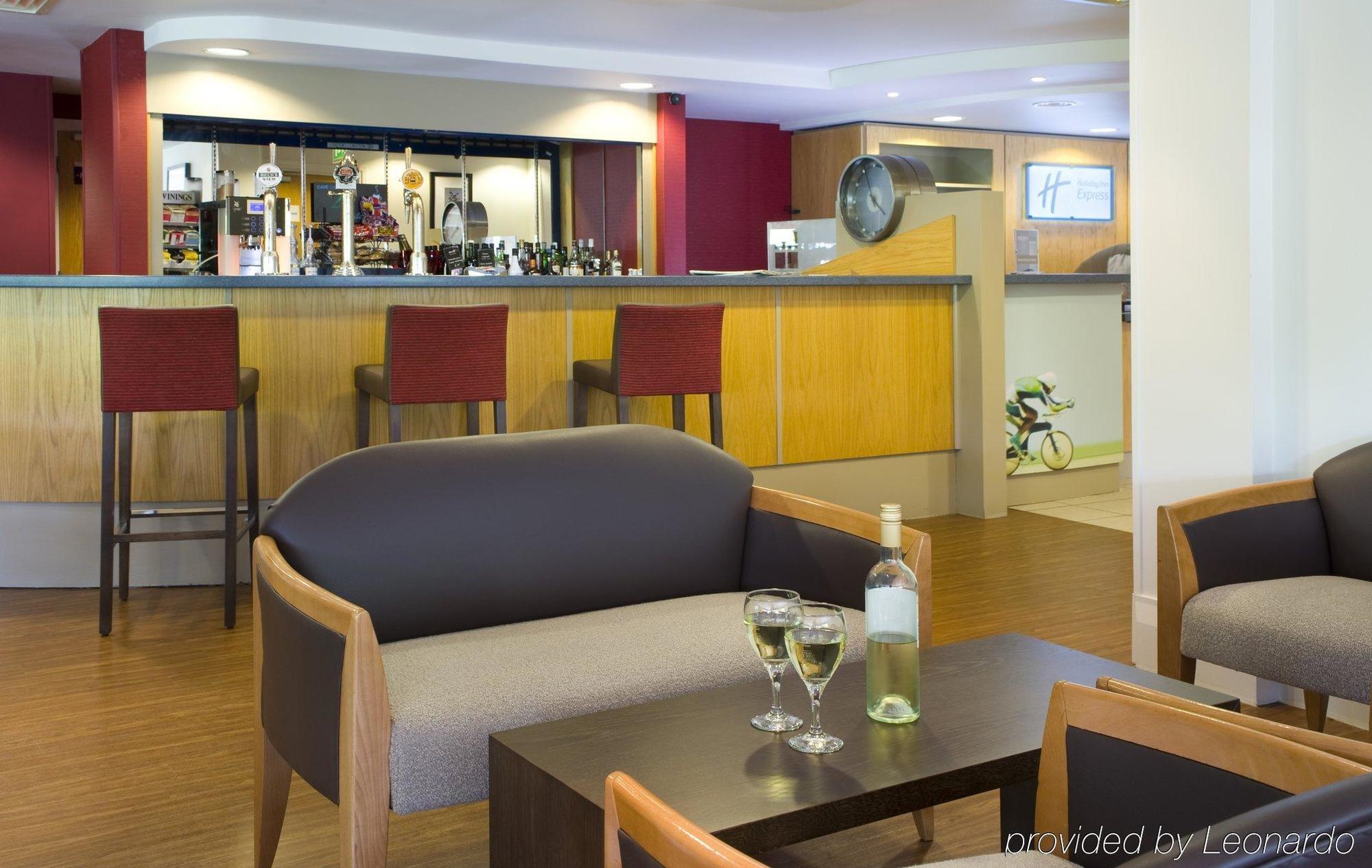 Holiday Inn Express Swansea East By Ihg Exterior foto