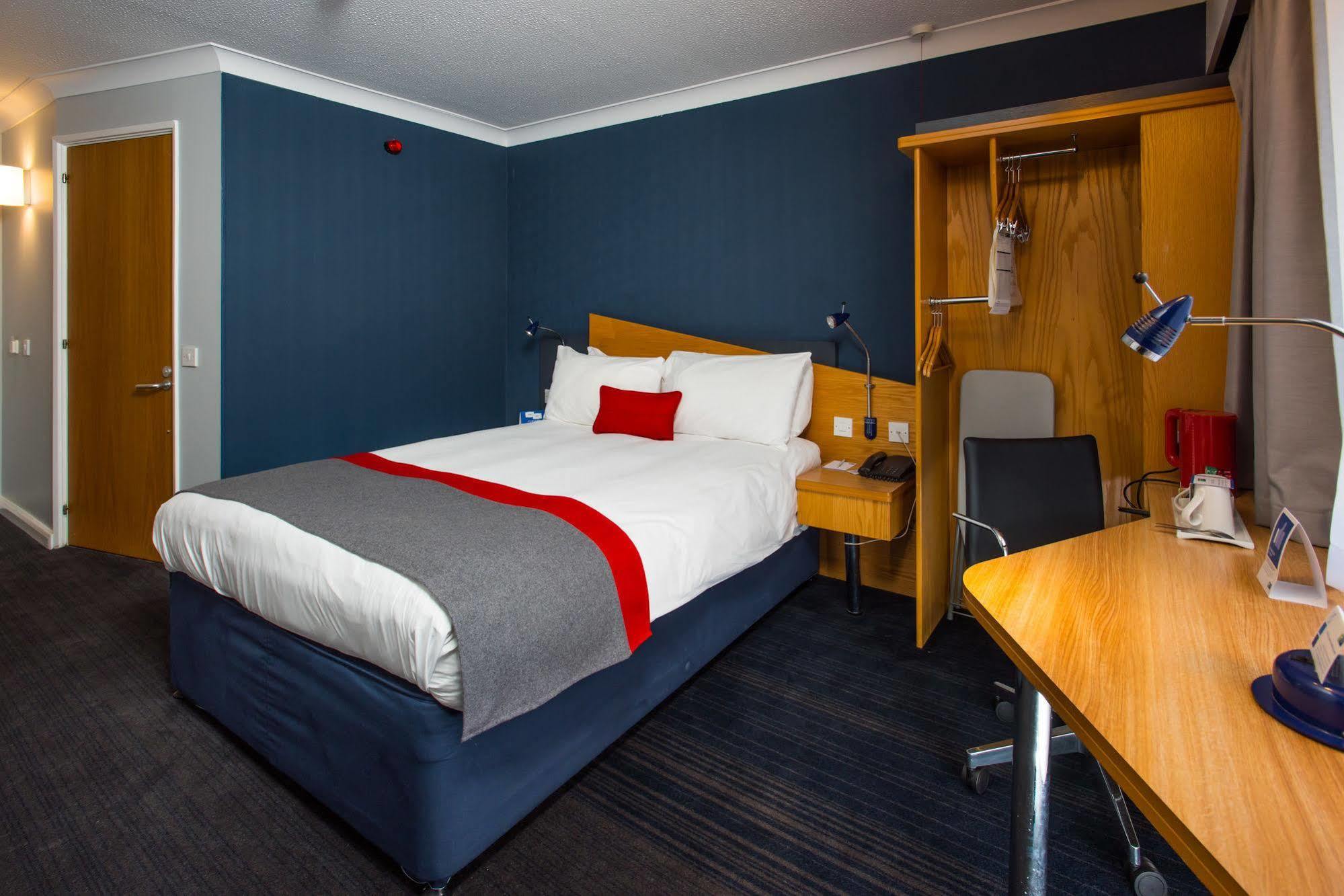Holiday Inn Express Swansea East By Ihg Exterior foto