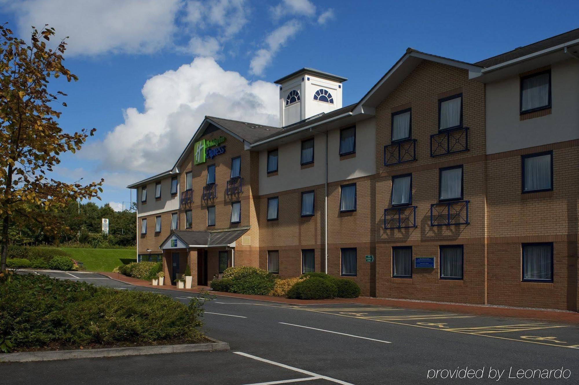 Holiday Inn Express Swansea East By Ihg Exterior foto